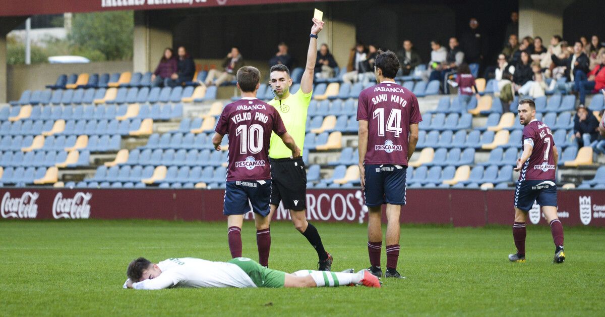 Partido de liga entre Pontevedra CF e Rayo Cantabria en Pasarón
