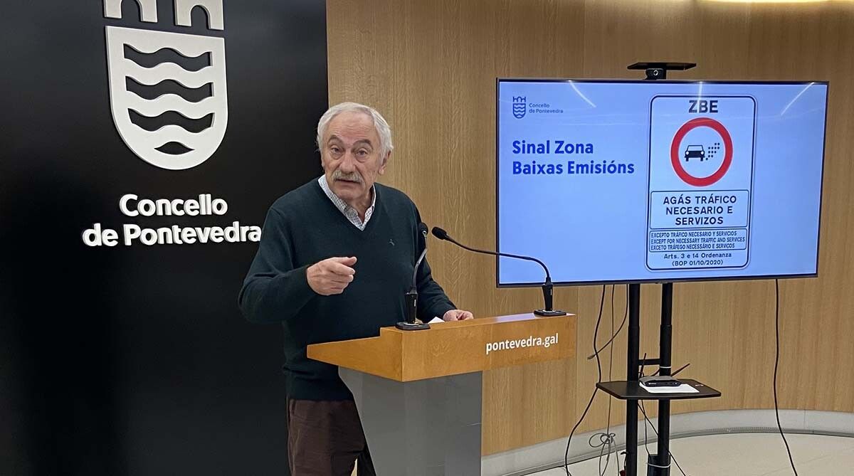 César Mosquera cos novos sinais que identificarán as zonas de baixas emisións