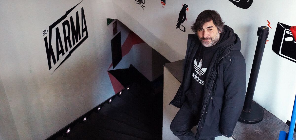 Marcos Rivas, na entrada da Sala Karma
