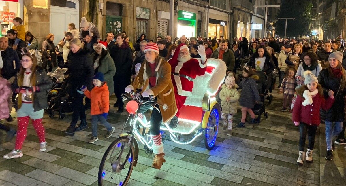 Papa Noel percorre en bicicleta as rúas de Vilagarcía