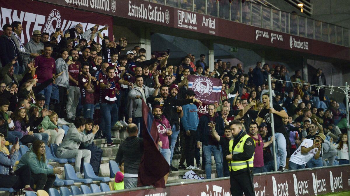 Partido de liga entre Pontevedra CF e Arandina CF en Pasarón