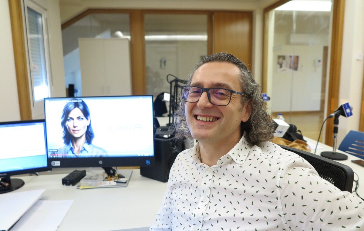 Óscar Beiro junto a Uxía, el chatbot creado con Inteligencia Artificial