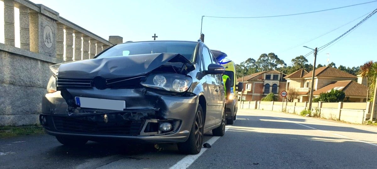 Un dos vehículos implicados no accidente en Coirón