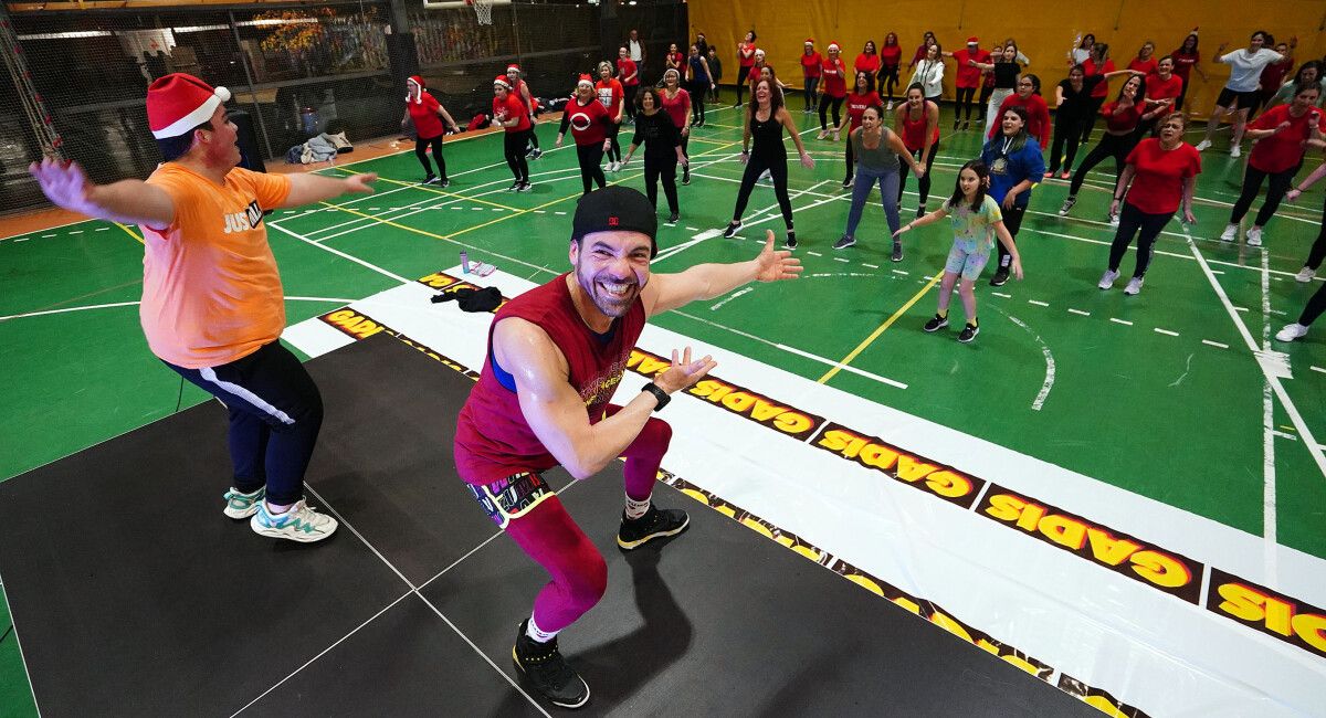 Maratón solidario de Zumba en el pabellón universitario