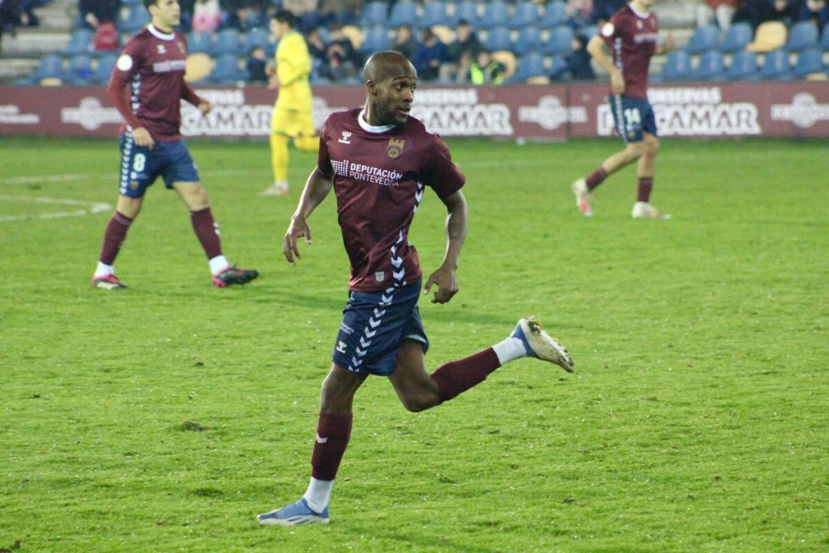 Marcos Barbeiro no partido contra o Fabril, o seu debut no Pontevedra