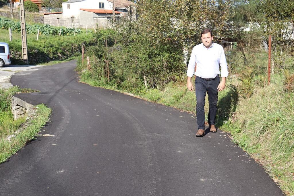 Jorge Cubela supervisa os traballos nun camiño de Calvelle, en Aguasantas