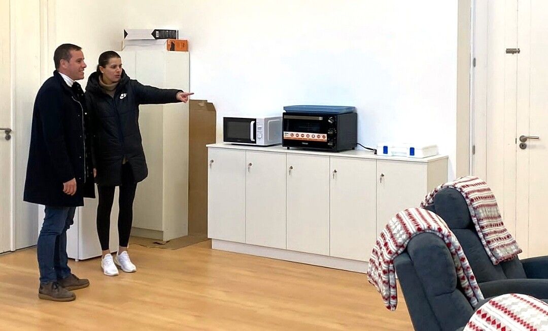 Sito Gómez, alcalde de Moraña, e Icíar Castro Farto, promotora, visitan a Casa do Maior 'Amizade'