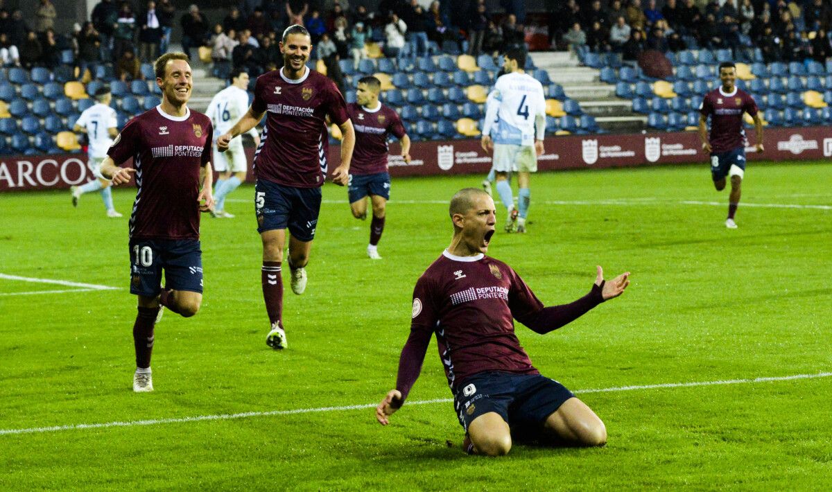 Rufo, no partido de liga entre Pontevedra e Compostela en Pasarón