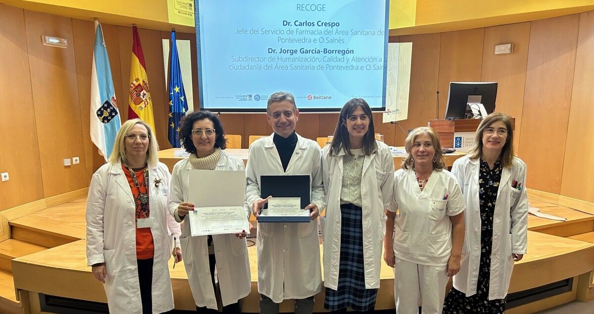 El doctor carlos Crespo Diz, jefe del servicio de Farmacia, con el sello de calidad