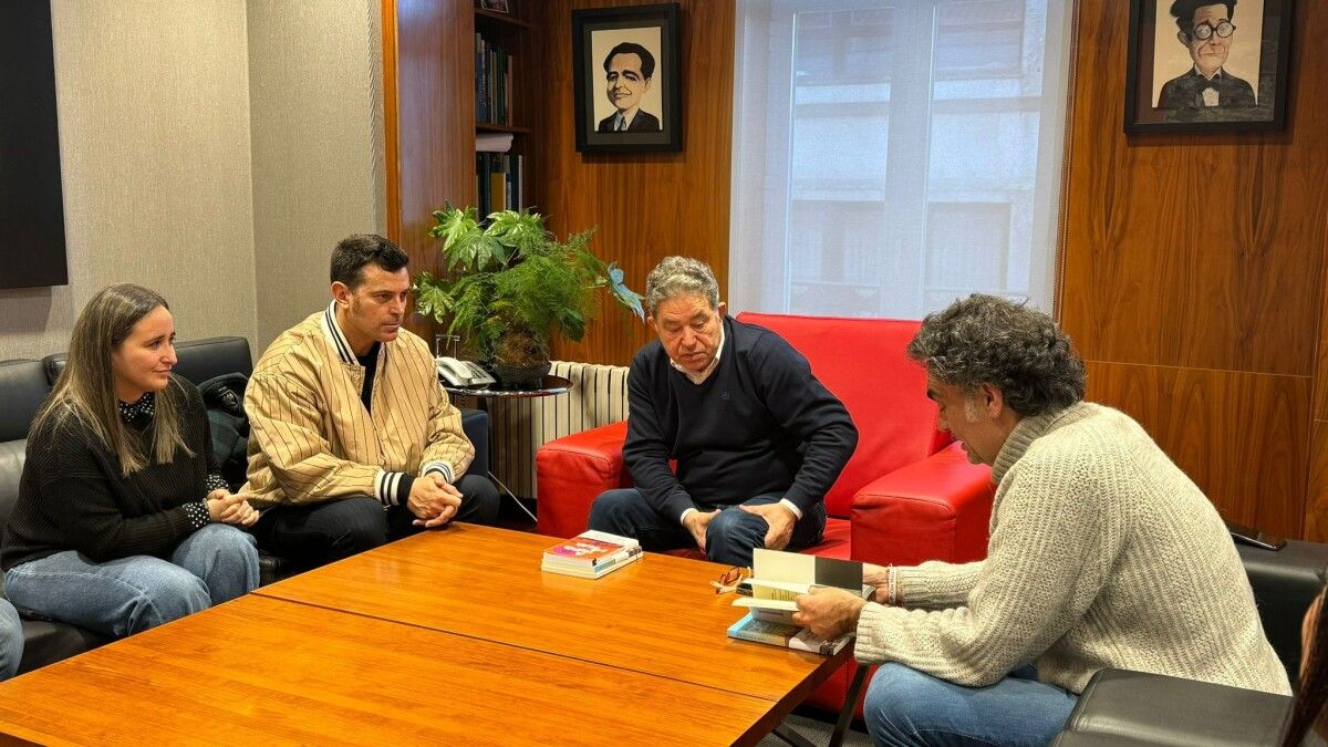 O escritor Lois Pérez é recibido polo alcalde Miguel Anxo Fernández Lores