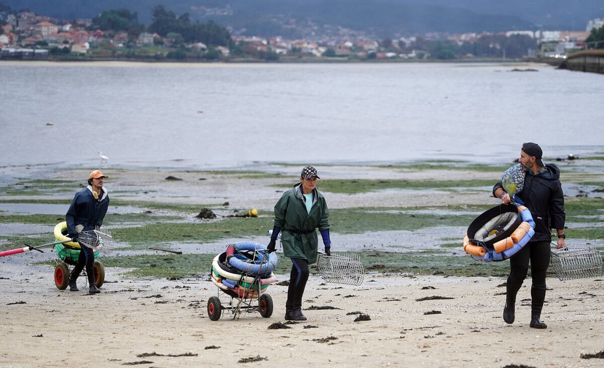 Mariscadoras no banco de Lourizán
