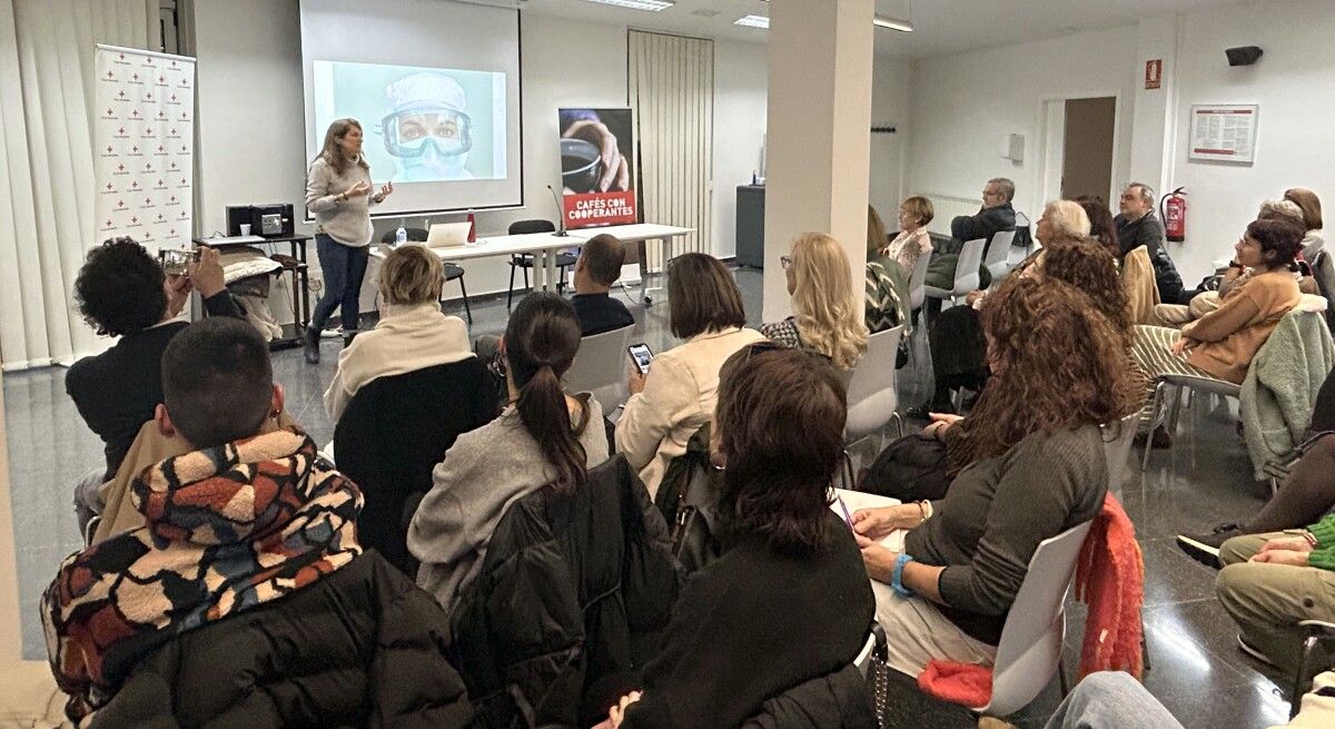 'Cafés con cooperantes' en la sede de la Cruz Roja en Pontevedra