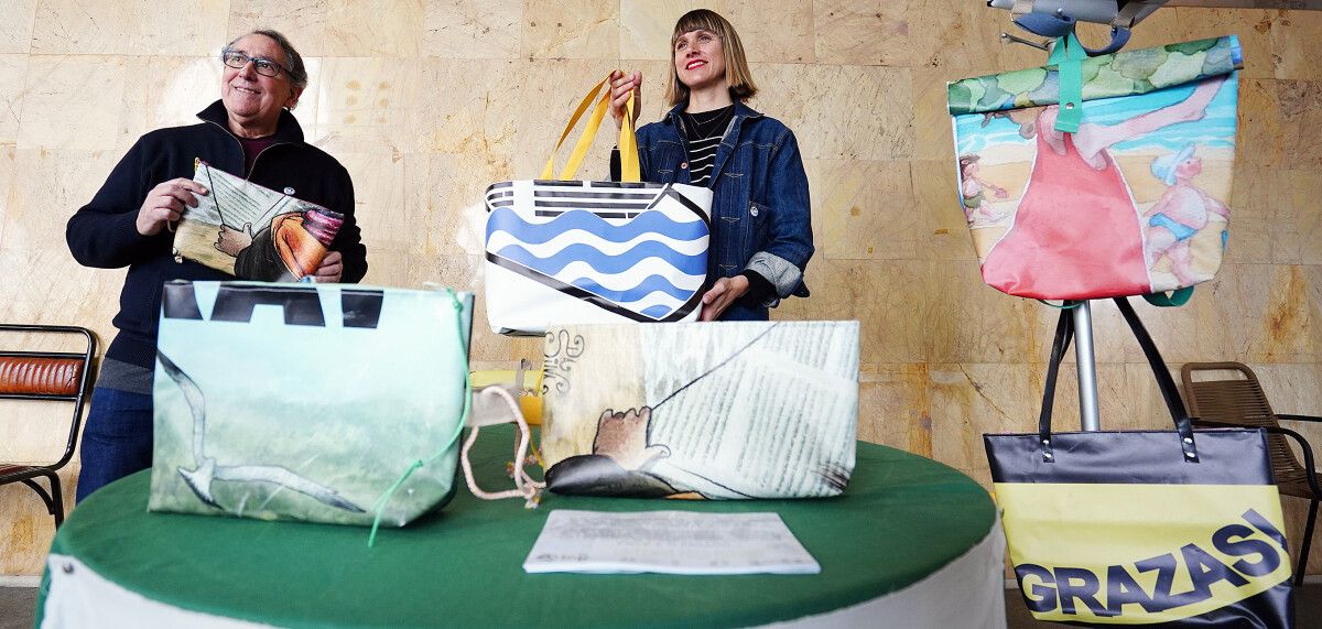 A APDR recicla pancartas para convertilas en bolsas, mochilas ou neceseres