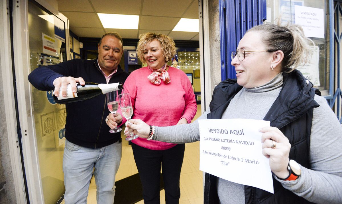 Celebración del Gordo en la administración de lotería número 1 de Marín