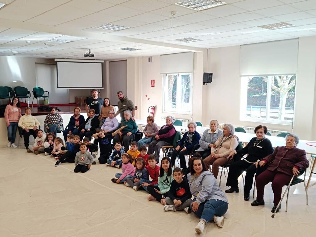 Participantes na actividade entre o Fogar de Maiores e a Escola de Ocio