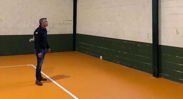 Cándido Muíños, concelleiro de Deportes, no polideportivo de Lourido