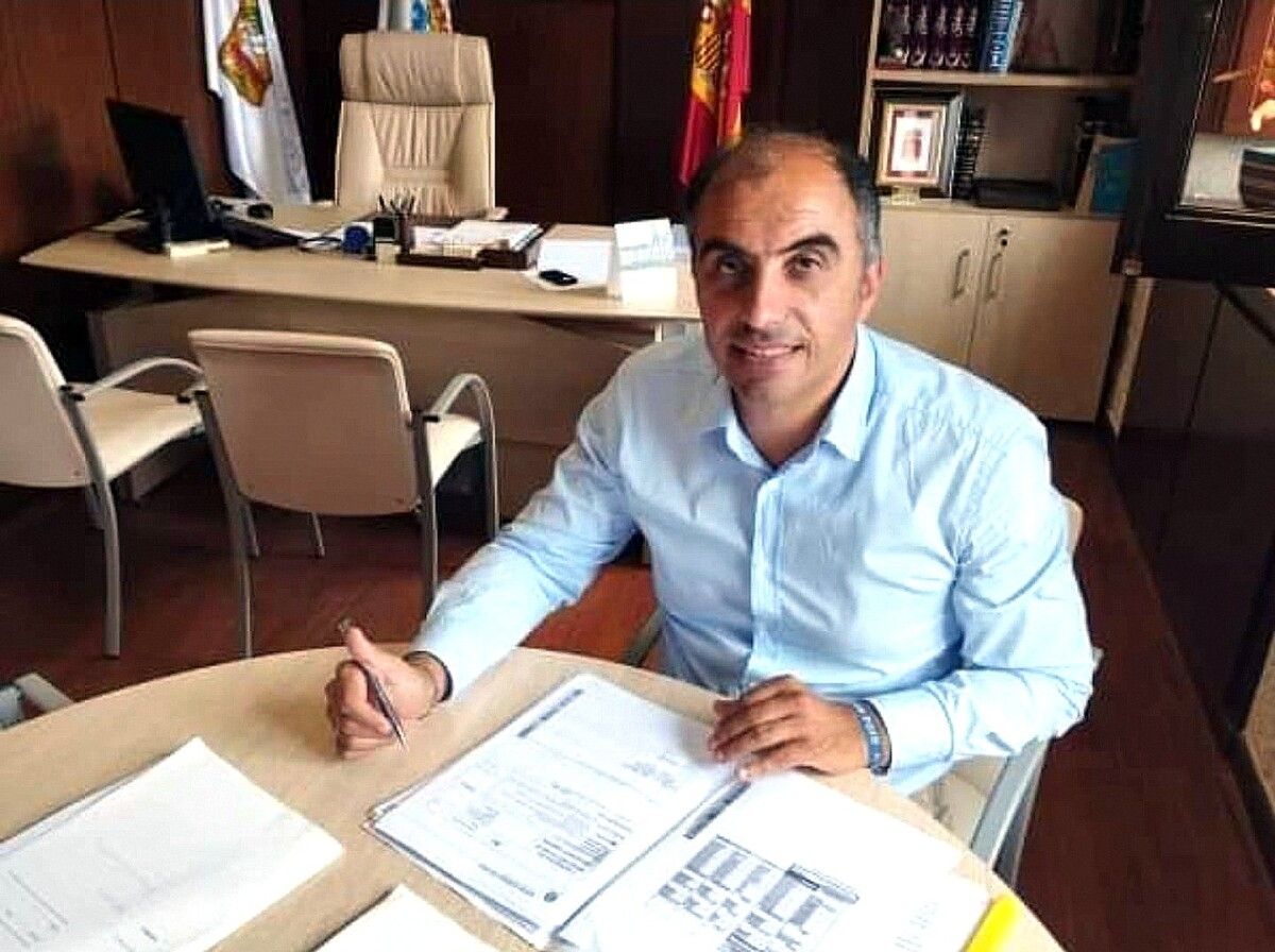 Ángel Moldes, alcalde de Poio, revisa documentación