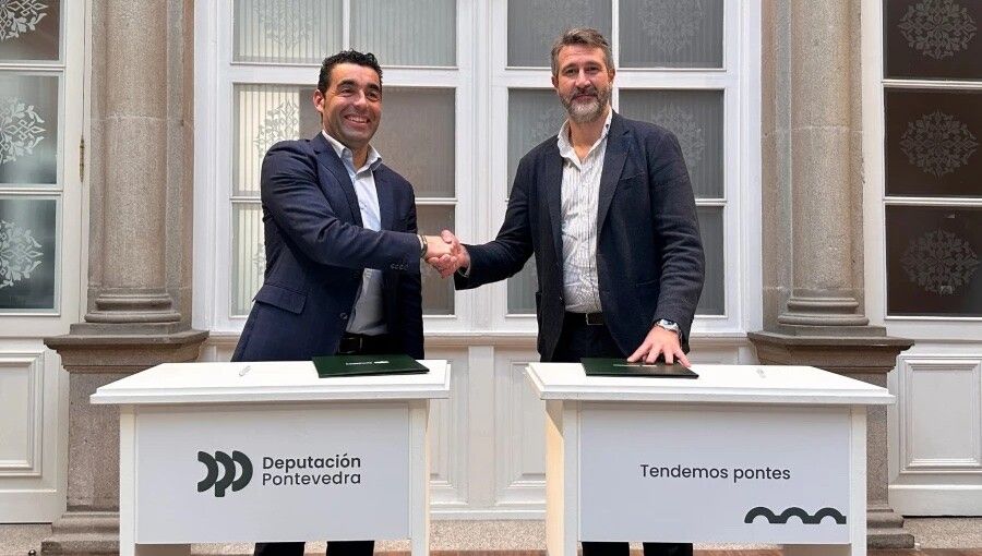 Luis López e Alberto Varela asinan o convenio por Fontecarmoa