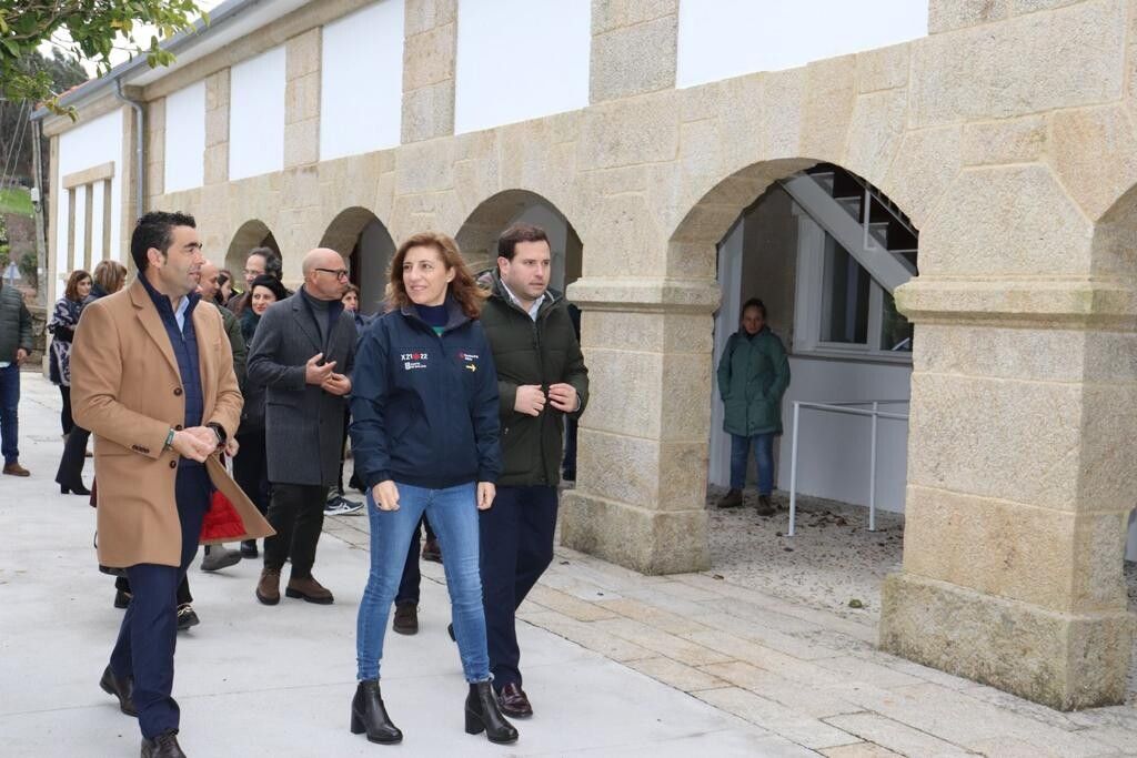 Ángeles Vázquez, vicepresidenta segunda de la Xunta, visita las viviendas protegidas en Carballedo