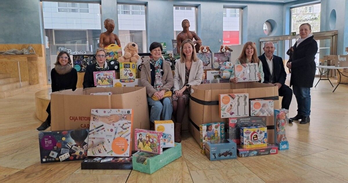 Entrega a Cáritas dos xoguetes da campaña solidaria de Nadal 'Debuxar sorrisos' na sede de Abanca en Pontevedra