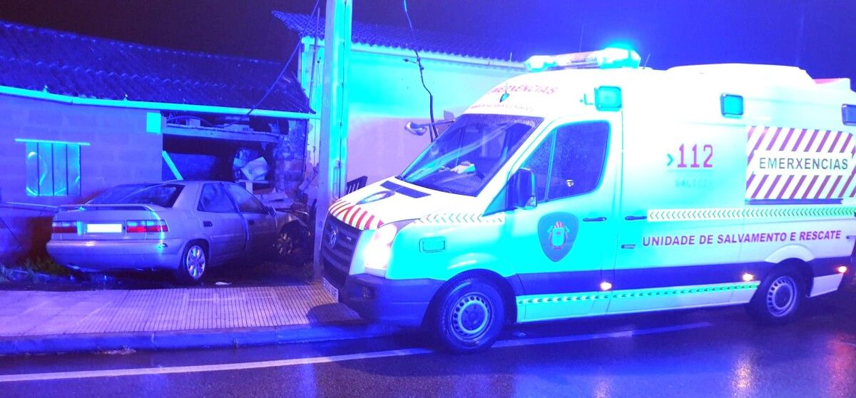 O servizo de Emerxencias no lugar onde o turismo impactou contra a casa no Corbillón