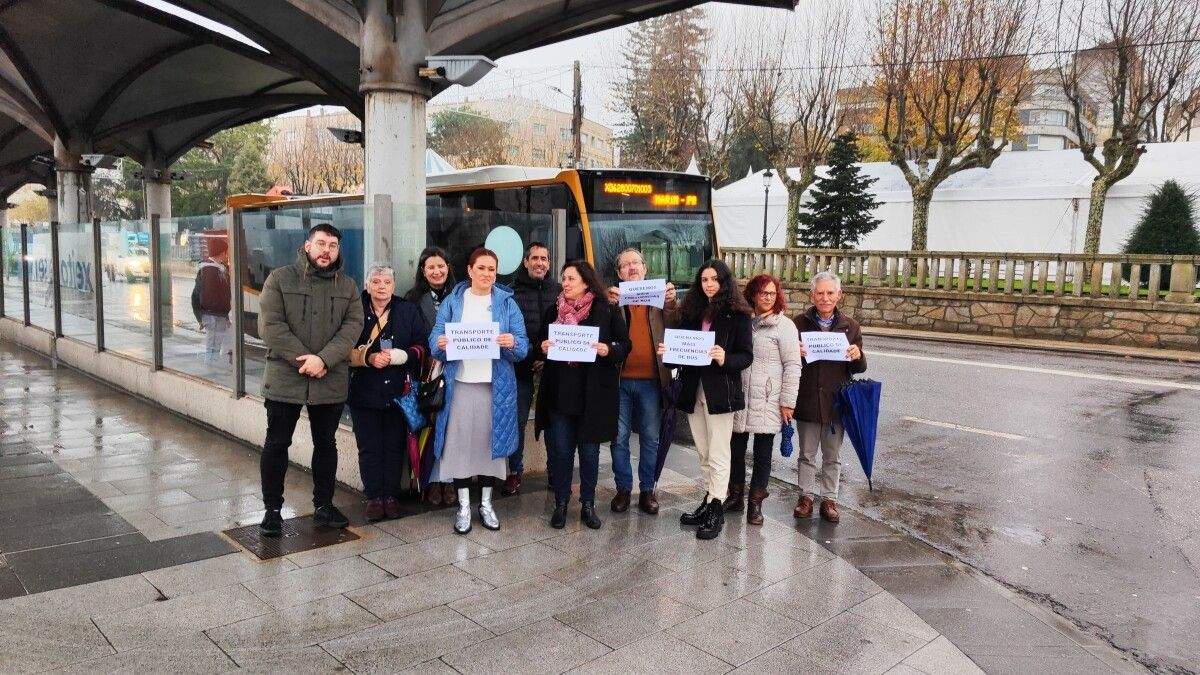 Ana Miranda y representantes del BNG en la parada del bus en Marín