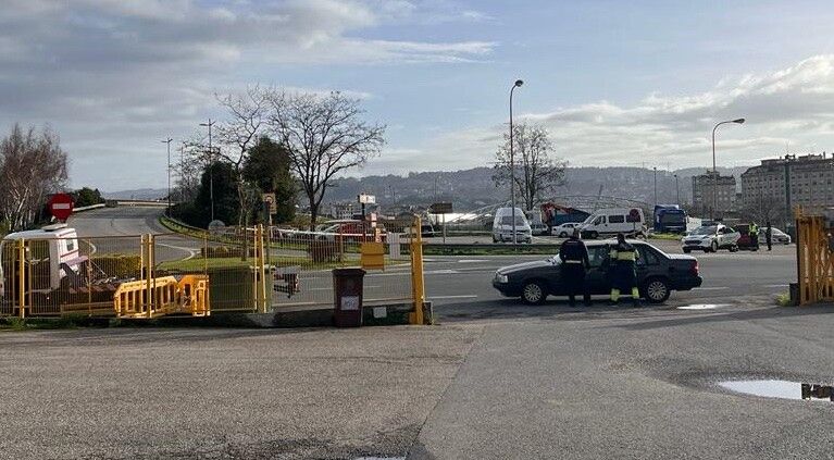 Una grúa retira el vehículo que atascaba el parque de bomberos