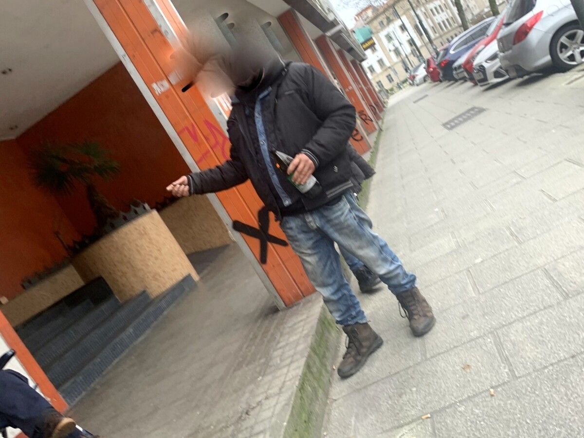 Persona consumiendo alcohol en la calle Augusto García Sánchez