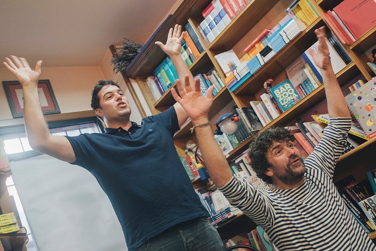 Carlos Taboada, en pie, junto a Kike Mauricio, en un acto de Polo Correo do Vento