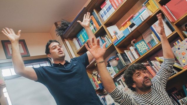 Carlos Taboada, en pé, xunto a Kike Mauricio, nun acto de Polo Correo do Vento Carlos Taboada, en pé, xunto a Kike Mauricio, nun acto de Polo Correo do Vento
