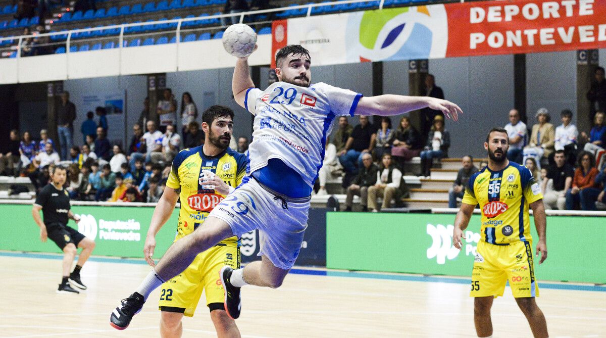 Rubén Etayo, no partido de liga entre Cisne e Trops Málaga no Municipal