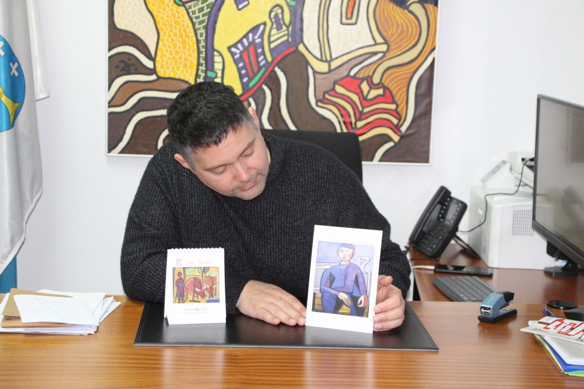 O alcalde de Soutomaior, Manuel Lourenzo co novo calendario do Concello
