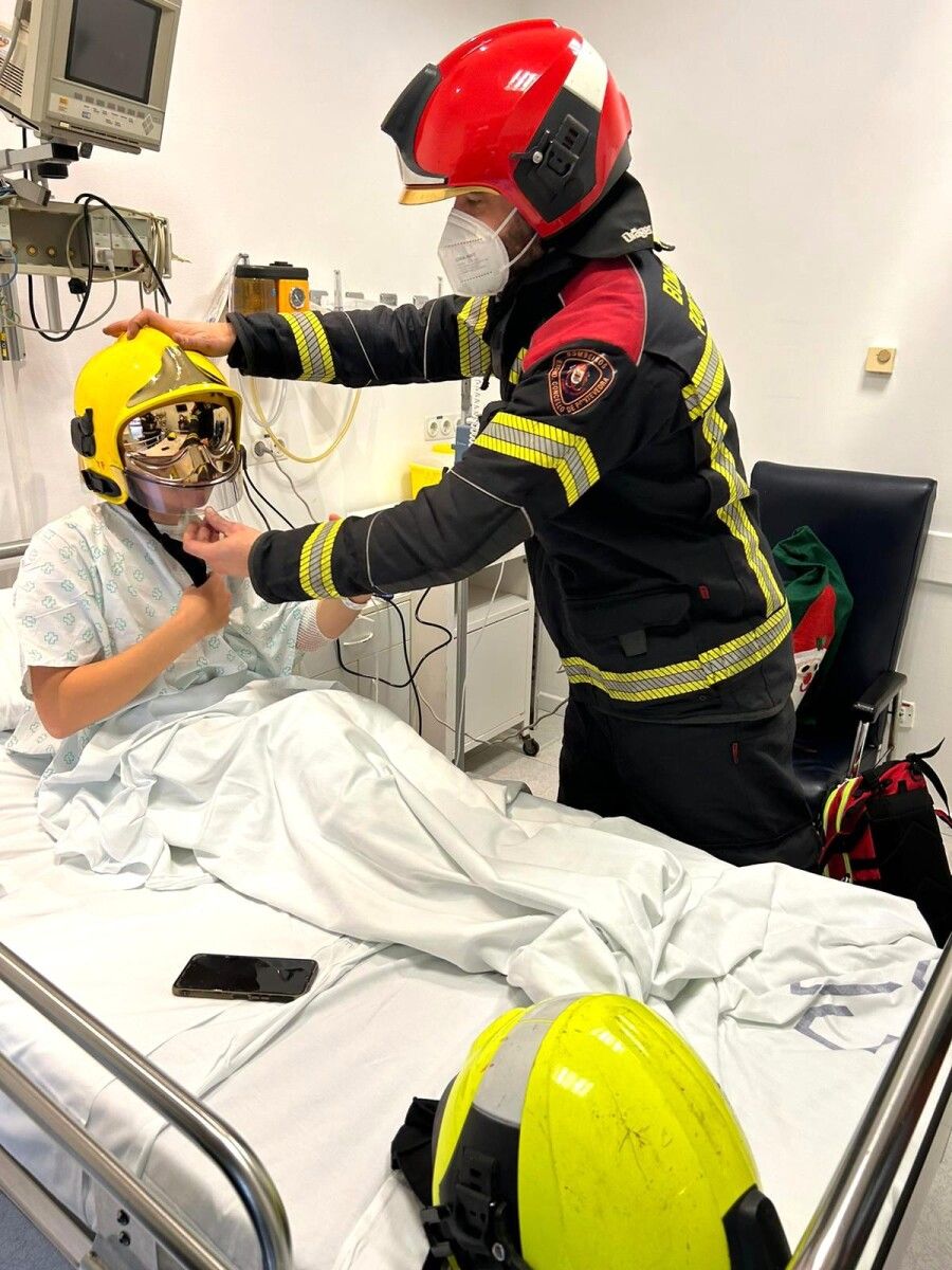 Visita dos bombeiros de Pontevedra aos pacientes da área infantil do Hospital Provincial Visita dos bombeiros de Pontevedra aos pacientes da área infantil do Hospital Provincial