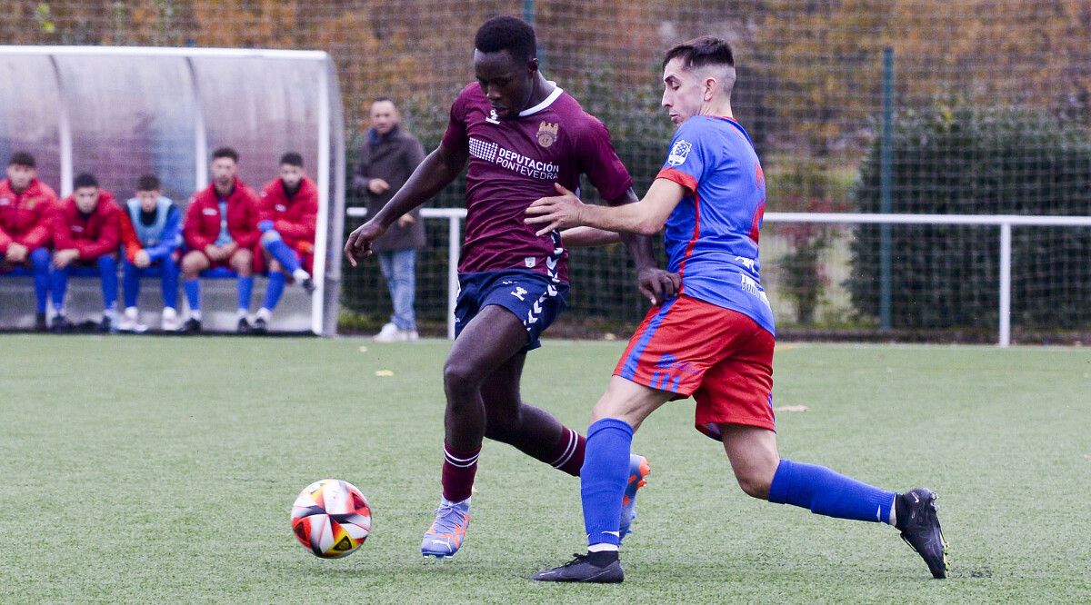Libasse Guèye, en el partido entre Pontevedra B y Betanzos en el Manolo Barreiro