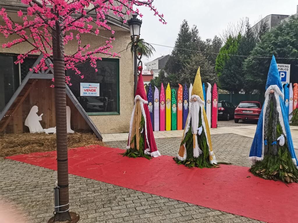 Composición hecha en la plaza de la calle de la Constitución que se llevó el primer premio del concurso organizado por el Concello de Caldas de Reis