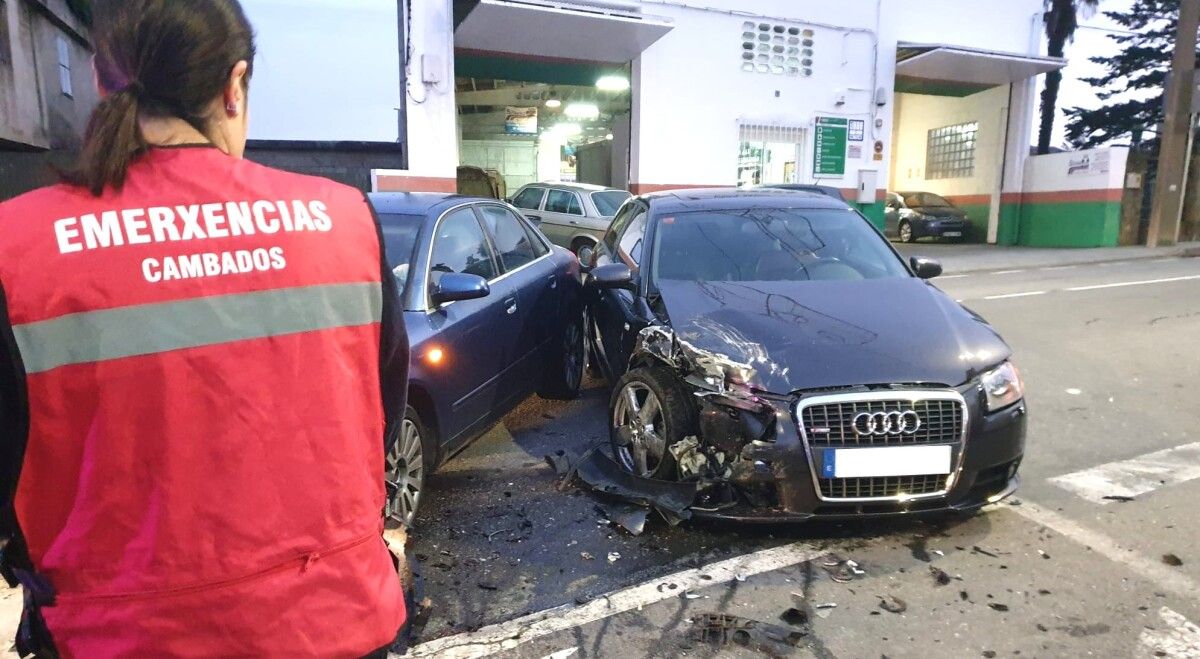 O servizo de Emerxencias no accidente na avenida de Vilariño, Cambados