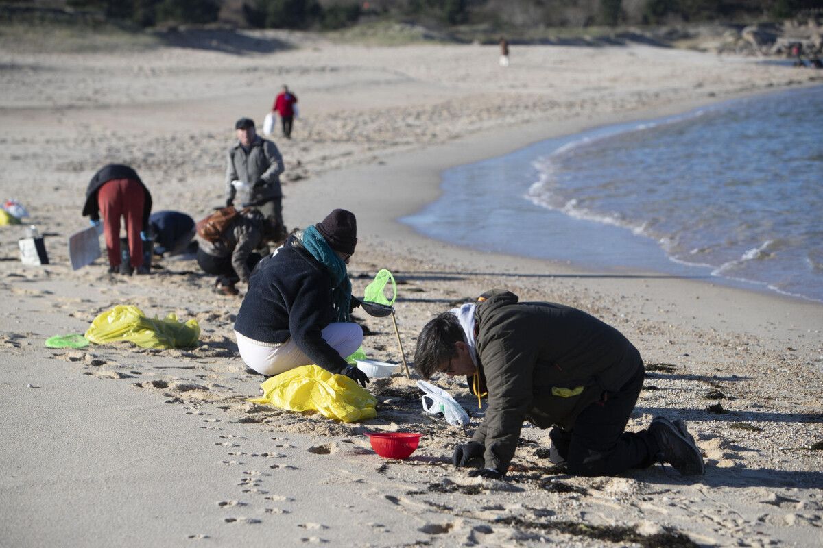 Voluntarios recogen plásticos en la Playa de A Lanzada