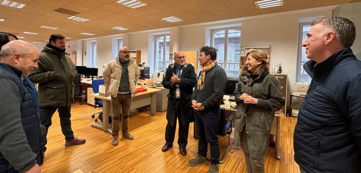 O subdelegado do Goberno en Pontevedra, Abel Losada (no centro da fotografía), durante a visita ás dependencias da rúa Michelena