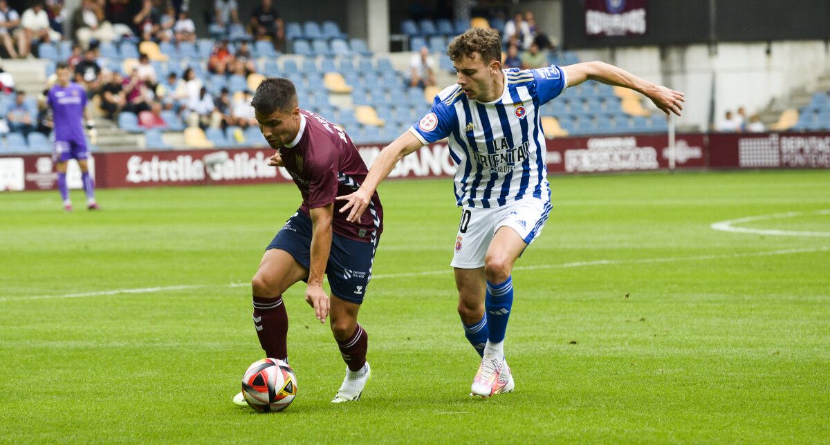 Partido de liga entre Pontevedra CF e Gimnástica de Torrelavega en Pasarón