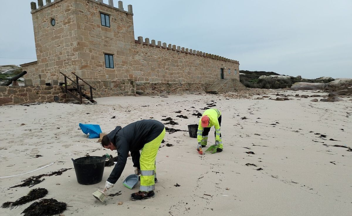 Retirada de pellets de una playa de Sálvora Retirada de pellets de una playa de Sálvora