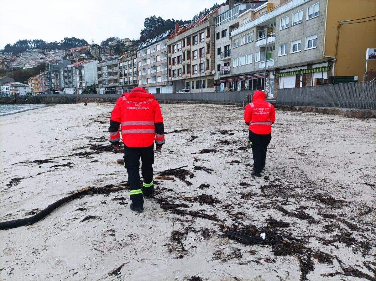 Inspección en una playa de Poio Inspección en una playa de Poio