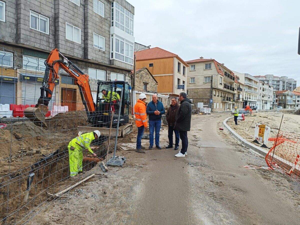 Obras na rúa Ramón Encinas de acceso ao porto de Raxó