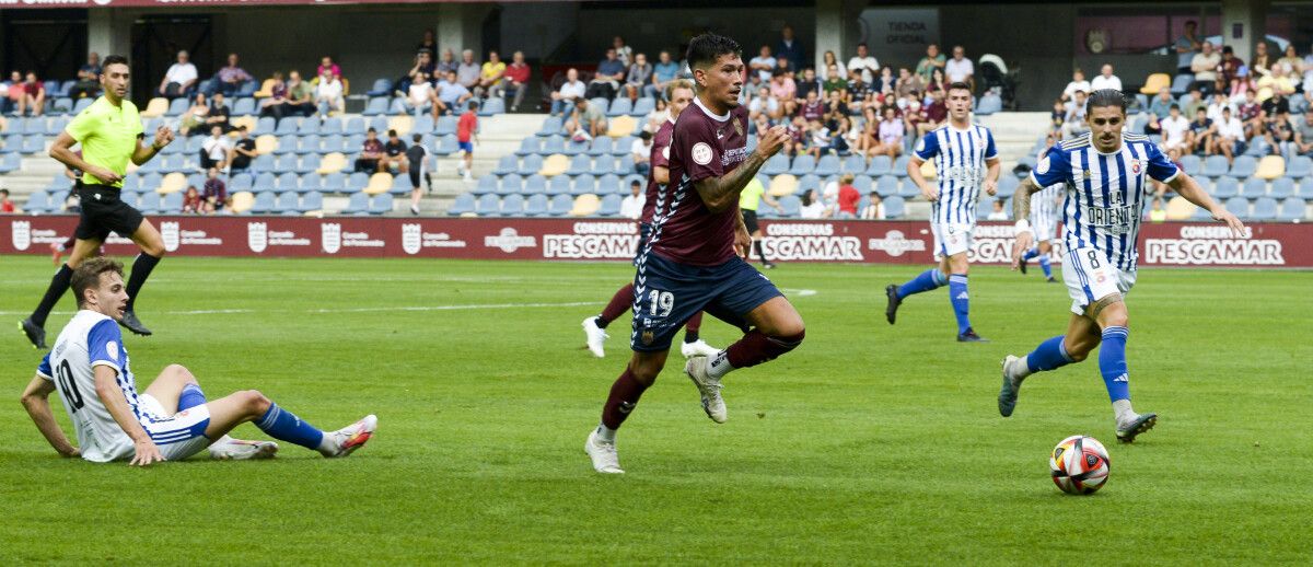 Partido de liga entre Pontevedra CF e Gimnástica de Torrelavega en Pasarón