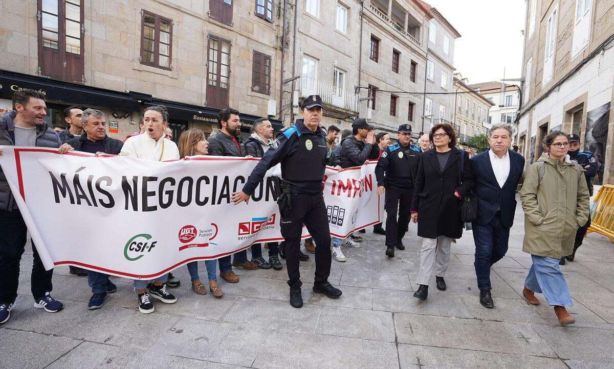 Protesta de traballadores do Concello antes do pleno municipal