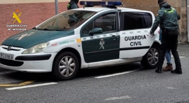 Momento da detención de dous veciños de Bueu