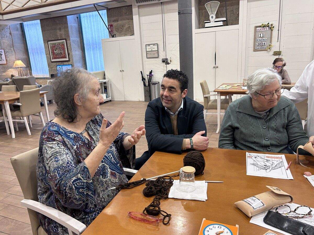 Visita de Luis López a la residencia de mayores Saraiva de Pontevedra