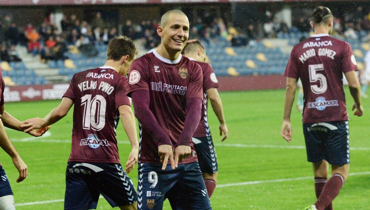 Rufo celebra un dos seus goles no Pontevedra-Compostela en Pasarón