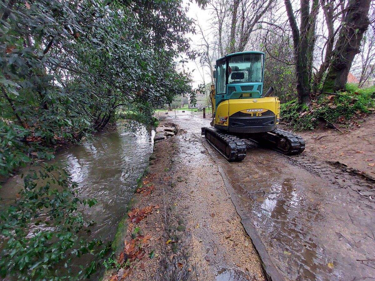 Trabajos de reparación del muro de contención del canal del río Gafos