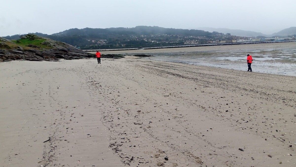 Vigilancia en las playas de Poio ante la posible llegada de pellets Vigilancia en las playas de Poio ante la posible llegada de pellets