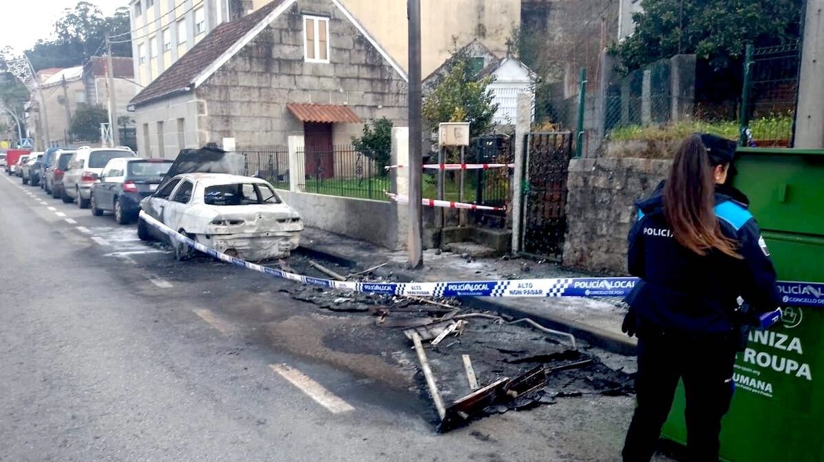 Incendio que calcinou un coche e dous contedores de Poio